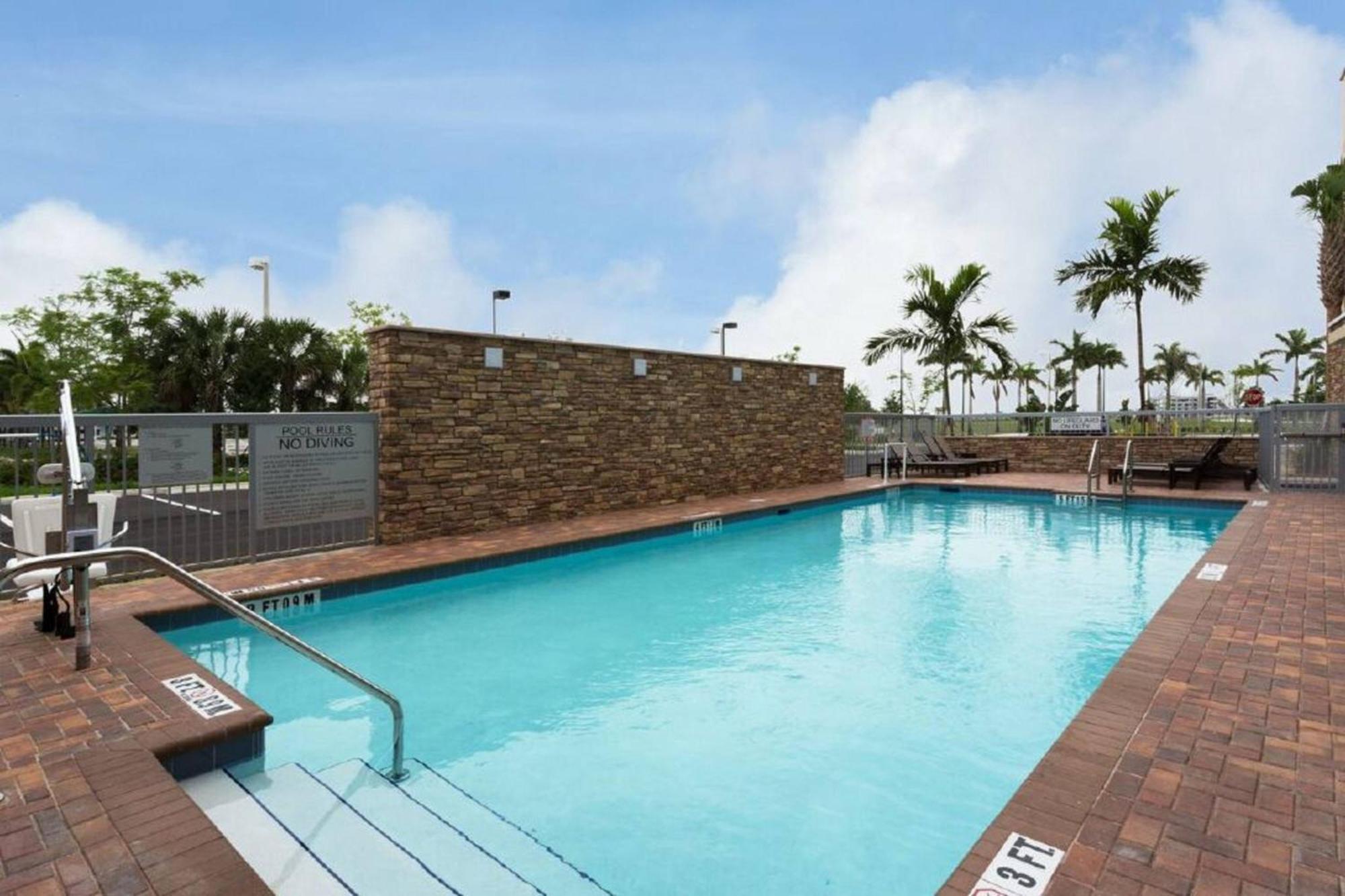 Fairfield Inn & Suites By Marriott Fort Lauderdale Pembroke Pines Exterior photo